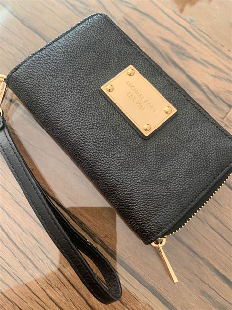 michael kors portmonee damen mit gelnägel festhalten|Feminine Michael Kors Geldbeutel shoppen .